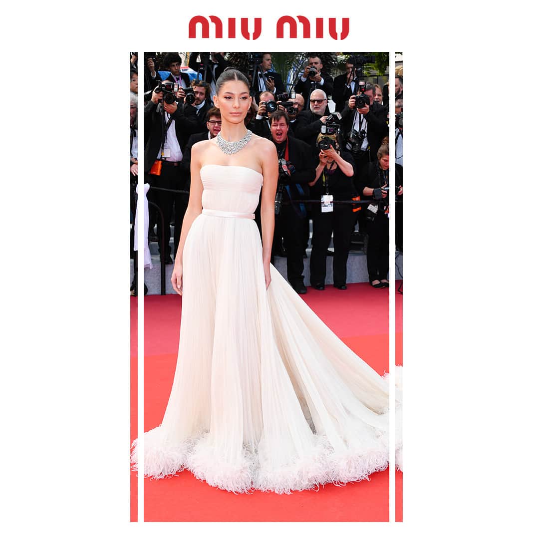 Miu Miuさんのインスタグラム写真 - (Miu MiuInstagram)「#CamilaMorrone chose a #MiuMiu chiffon gown embellished by marabù detail, while attending the “Once Upon a Time in Hollywood” première during the 72° Annual Cannes Film Festival on May 21st, 2019 in Cannes.  #MiuMiuCelebrities #Cannes2019」5月26日 16時00分 - miumiu