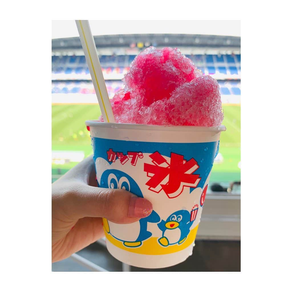 楠紗友里さんのインスタグラム写真 - (楠紗友里Instagram)「横浜Fマリノスとジュビロ磐田の試合へ⚽️☀️ 最近観に行くと、いつもマリノス勝ってる気がする🤗♪ #勝利の女神気取り🙋‍♀️ #⚽️ #横浜Fマリノス #ジュビロ磐田 #日産スタジアム #サッカー観戦 *** 今日は暑すぎて、久しぶりにこの子をいただいちゃいました🍧 食べながら、そういえばお腹壊してるんだったと気付きました。🤭 #かき氷 #いちご派 #🍓 #アイスより氷菓が好き これ買うとき3回位本当にこのかき氷で良いか確認されたのですが、大人は食べないのかな🤔笑 #soccer #football #sports #dayoff #東京2020への道 #さゆスポ」5月26日 16時03分 - sayuri_kusunoki