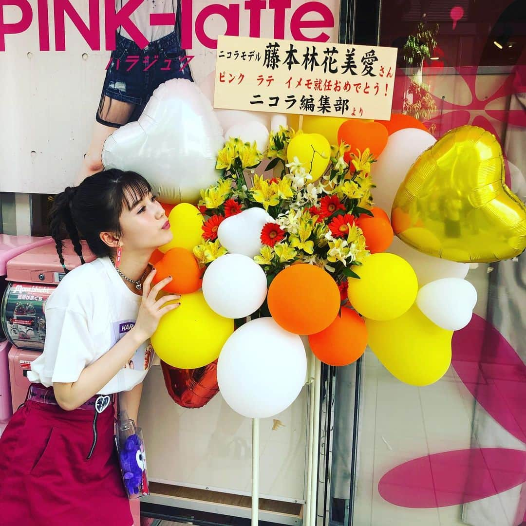 PINK-latteさんのインスタグラム写真 - (PINK-latteInstagram)「🍒リリデビューイベ🍒 ニコラさんから大きなバルーン花束いただきました💐 #ピンクラテ #藤本林花美愛 #リリ#リリラテ」5月26日 16時07分 - _pink_latte