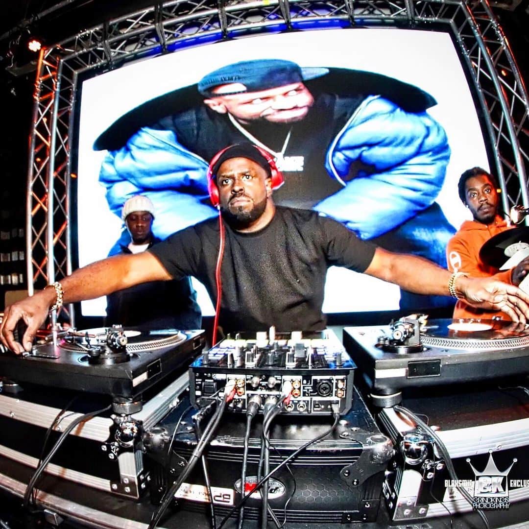 ファンクマスター・フレックスのインスタグラム：「Every now and then I get the 1200’s popping! FunkFlex on the set! Pic via: @blaksmif」