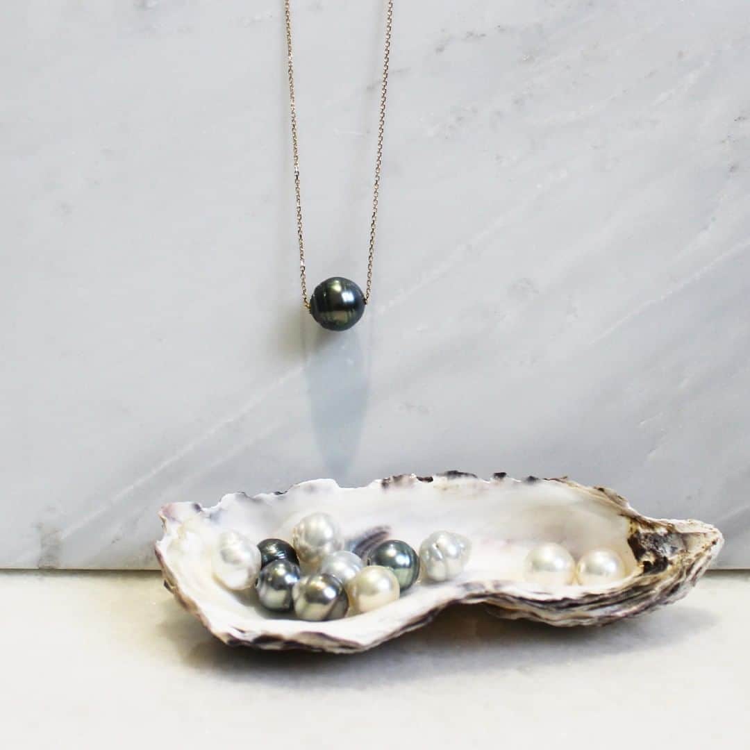 のインスタグラム：「Bespoke jewellery is at your fingertips with our brand new Pearl Pendant, you can choose the pearl from you, from classic rounds to abstract shapes! . . #Pearl #Bespoke #Pendant #ChooseYourOwn #Unique #Natural #Oyster #White #Grey #Gold #WhiteGold #Necklace #Jewellery #Jewelry #DowerAndHall」