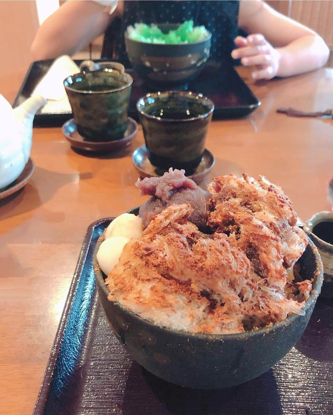 土屋香織さんのインスタグラム写真 - (土屋香織Instagram)「𖧷. Kaede🍁Chiba🍧 . 千葉で 美味しいかき氷食べれるとこないかなと 探してみたらありました♡ 西千葉の甘味処🏯 人気のお店のようで カップルがたくさん行列作ってました💑 . 私は黒蜜きな粉に こし餡と白玉をトッピング♡ 娘は雪メロン🍈 . こんな暑い日のかき氷って最高🍧 . ちなみに 昨日屋台のかき氷が食べたかったのに 食べ損ねた次女のため 今日はかき氷屋さんを探したのですが かき氷ってどこに売ってるのかな❓ （次女は屋台的なチープな感じのやつが食べたいみたい） 子供の頃はフードコートとかで 食べれた気がするのですが 最近見かけないなぁと。 コンビニ以外で知ってる方いたら教えてください🙏🏻 . . #かき氷 #かき氷巡り #かき氷部  #甘味処楓 #西千葉  #かおgourmet」5月26日 16時18分 - kaorintsuchiya