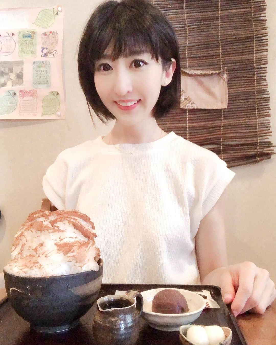 土屋香織さんのインスタグラム写真 - (土屋香織Instagram)「𖧷. Kaede🍁Chiba🍧 . 千葉で 美味しいかき氷食べれるとこないかなと 探してみたらありました♡ 西千葉の甘味処🏯 人気のお店のようで カップルがたくさん行列作ってました💑 . 私は黒蜜きな粉に こし餡と白玉をトッピング♡ 娘は雪メロン🍈 . こんな暑い日のかき氷って最高🍧 . ちなみに 昨日屋台のかき氷が食べたかったのに 食べ損ねた次女のため 今日はかき氷屋さんを探したのですが かき氷ってどこに売ってるのかな❓ （次女は屋台的なチープな感じのやつが食べたいみたい） 子供の頃はフードコートとかで 食べれた気がするのですが 最近見かけないなぁと。 コンビニ以外で知ってる方いたら教えてください🙏🏻 . . #かき氷 #かき氷巡り #かき氷部  #甘味処楓 #西千葉  #かおgourmet」5月26日 16時18分 - kaorintsuchiya