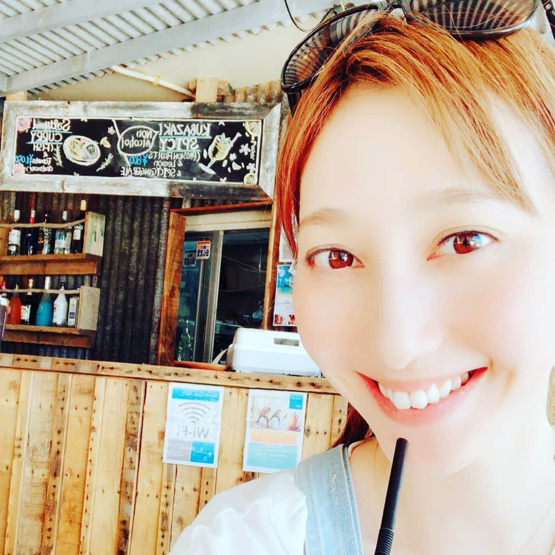 はいだしょうこさんのインスタグラム写真 - (はいだしょうこInstagram)「プライベート旅の雰囲気を、  も少しお届け✨☺️ 途中、宇宙人出てきます😁😏✨ この日は、晴天☀️ 髪がボサボサでもいい😁 前髪ぺったんこでもいい😁  とにかく、楽しむ😆✨ #カフェ #海 #ちょっといい感じの写真になった😁  #2人乗りスクーター借りて（後部席） #ヘルメットして、焼けないように、 #上からパーカーかぶったら。。。 #宇宙人みたいになりました😎 #身体のバランス悪し😁  #しゃぼん玉 で遊ぶ。の巻き（動画） #興奮してます😃✨ #初ヨガ🧘‍♀️ #心穏やかに。。。 #気持ちが柔らかくなった☺️ #海をバックに #ブランコ（動画） #やっぱり、海の色が信じられない様な色なのよね。。。😆✨ 何度見ても☺️✨」5月26日 16時20分 - haida_shoko