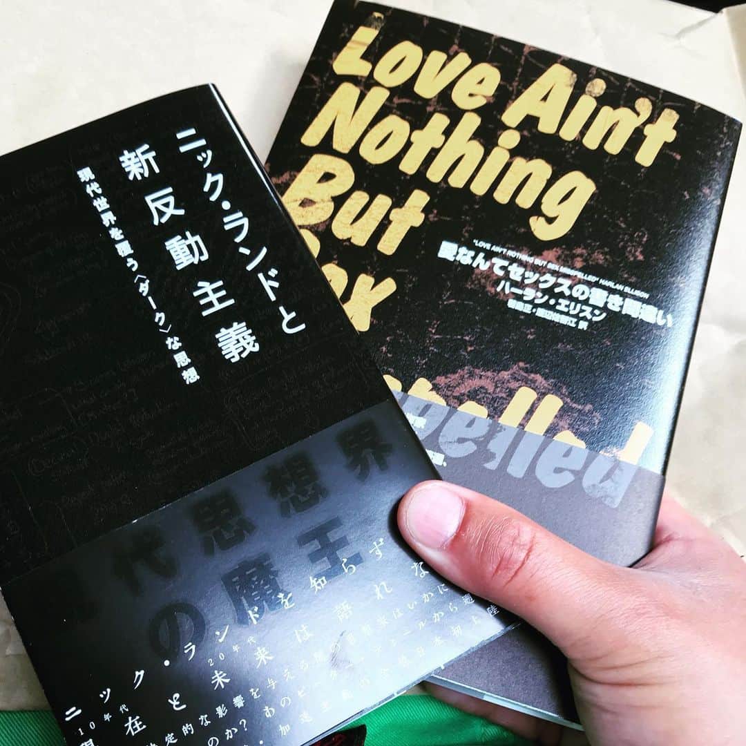 高橋文樹のインスタグラム：「届いた。両方黒い本。」