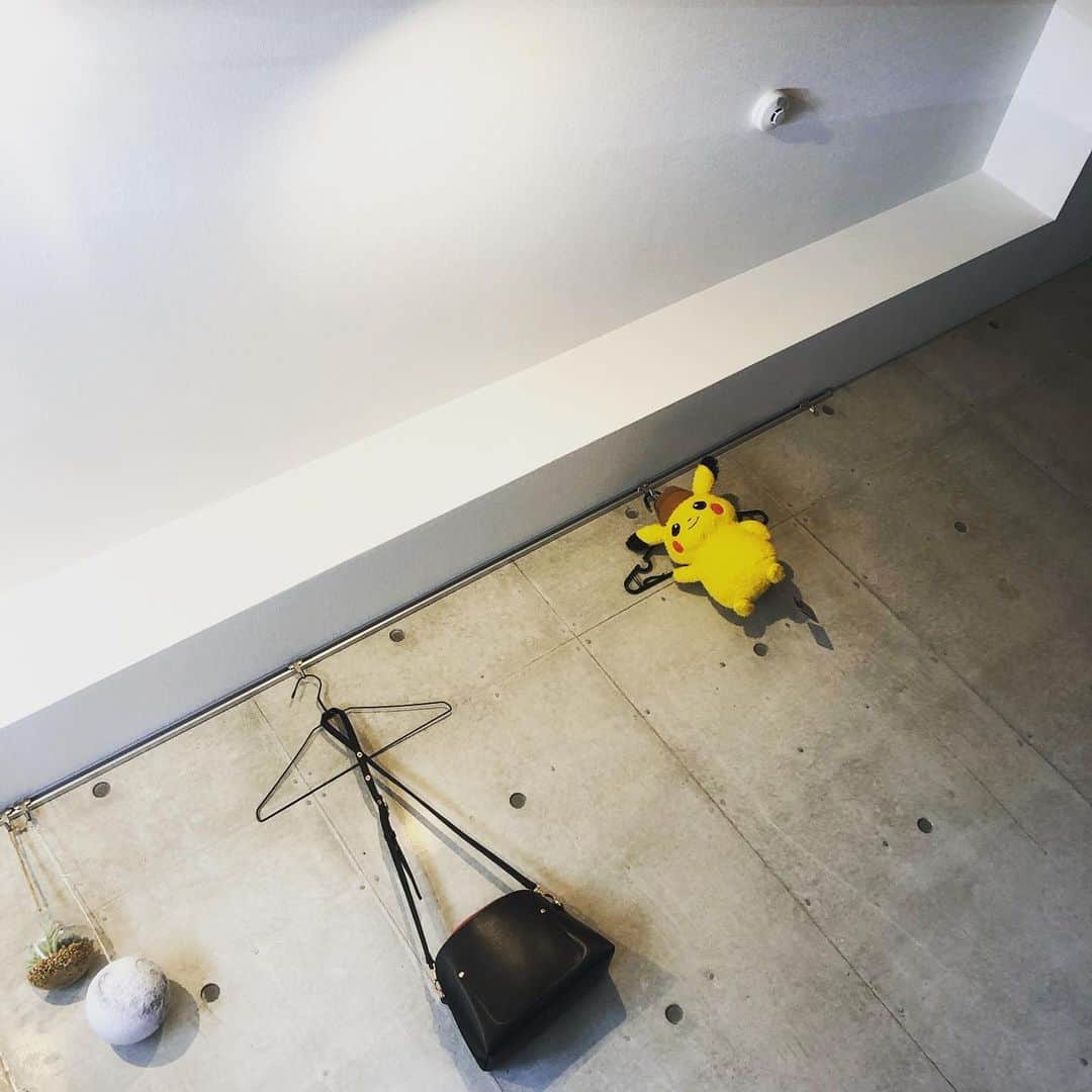 荒浪和沙さんのインスタグラム写真 - (荒浪和沙Instagram)「ピカチュウ吊るしたった。 #ピカチュウ #名探偵ピカチュウ #ピカピカ #デザイナーズマンション」5月26日 16時32分 - kaz_pii