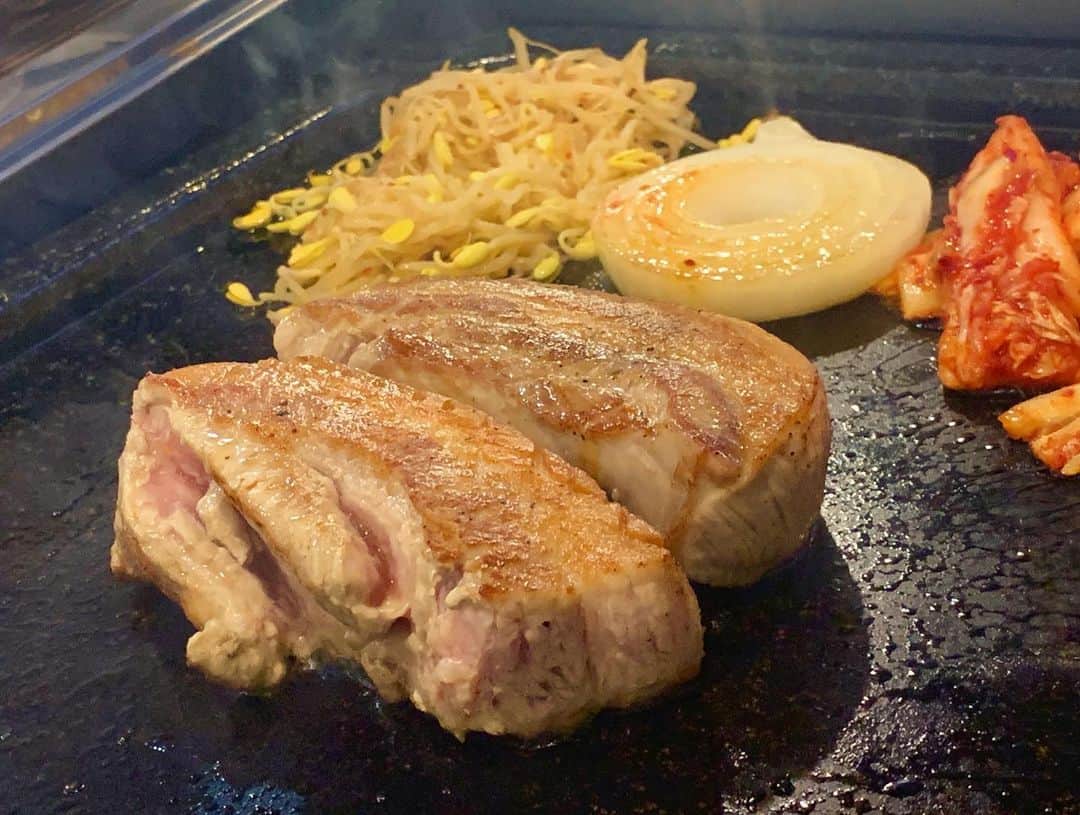 神園さやかさんのインスタグラム写真 - (神園さやかInstagram)「厚切りサムギョプサルが本当に厚切りだった件！！ #お肉スケジュール #新大久保 #サムギョプサル  #こういう場合もフランベって言うのかな？ #美味でした♡♡」5月26日 16時34分 - sayaka.kamizono