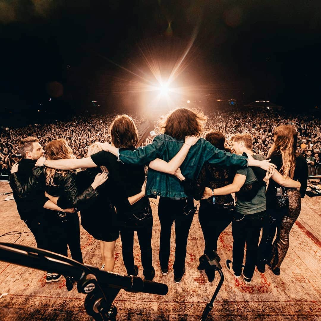 ホージアさんのインスタグラム写真 - (ホージアInstagram)「A sincere thank you to everyone who gave us their time at @BostonCalling. You were a gorgeous crowd. Outrageous love 🖤 📸 @austinroa」5月26日 16時36分 - hozier