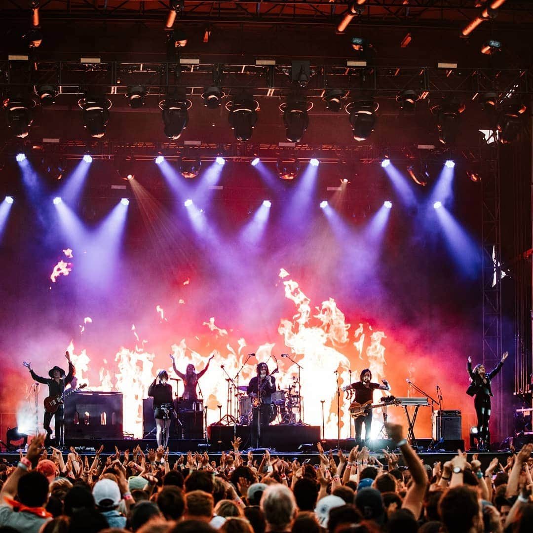 ホージアさんのインスタグラム写真 - (ホージアInstagram)「A sincere thank you to everyone who gave us their time at @BostonCalling. You were a gorgeous crowd. Outrageous love 🖤 📸 @austinroa」5月26日 16時36分 - hozier