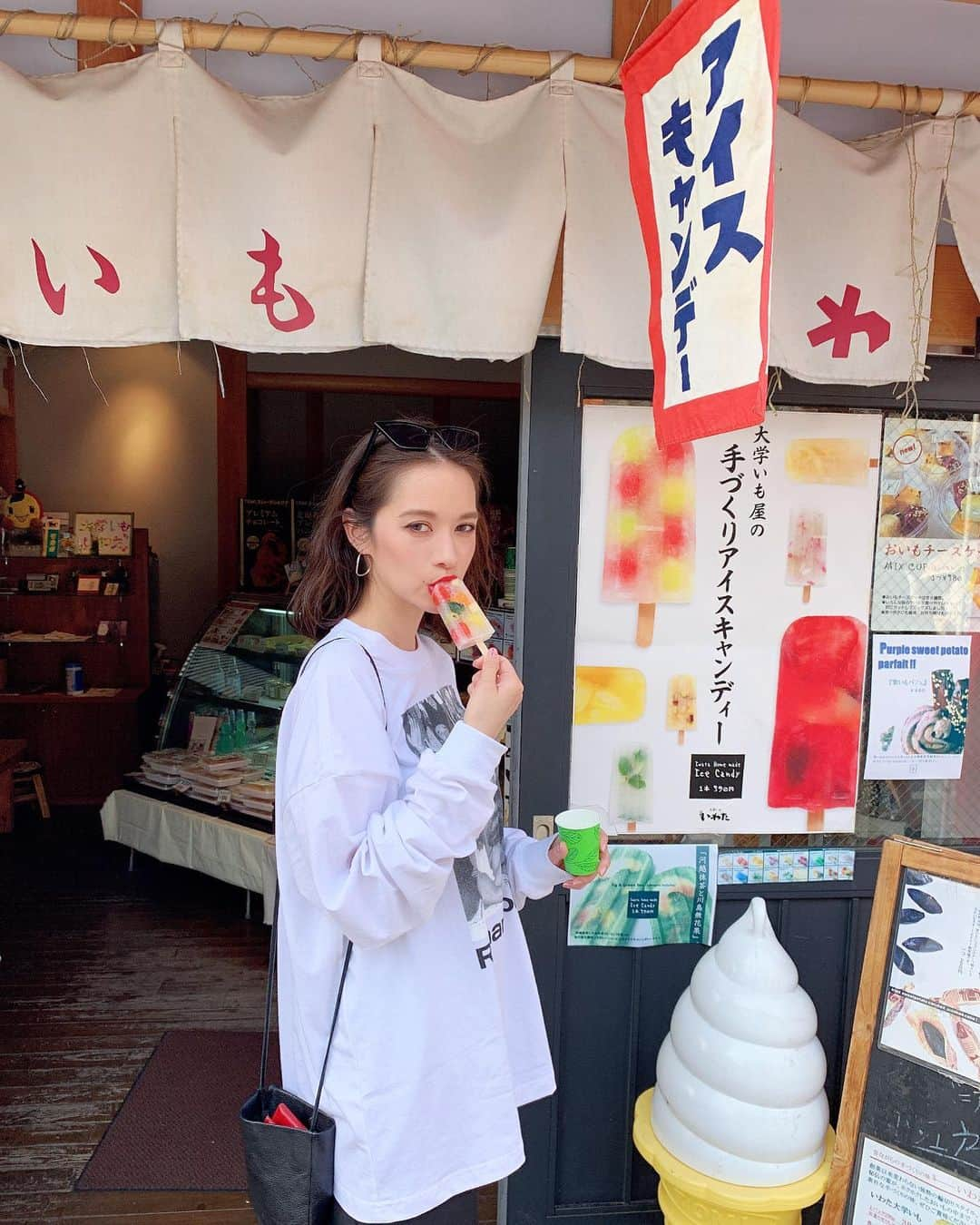 大森美知さんのインスタグラム写真 - (大森美知Instagram)「アイスキャンディー食べに来た🍭 トマト・バジル・モッツァレラの塩味🧂 かなり美味しい😳 食べても罪がないし好きな味！ 今日でストイック生活終了✌🏻 _____________________________________ #埼玉 #川越 #いわた #グルメ  #名物 #アイスキャンディー #ストイック生活」5月26日 16時38分 - michi_oomori_official