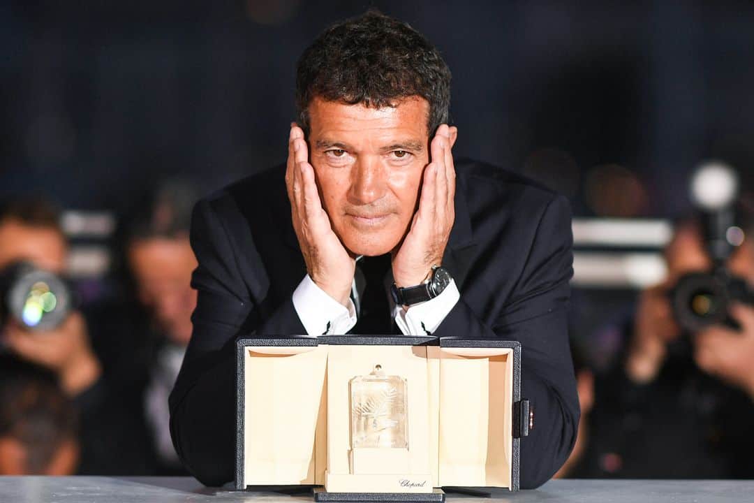 AFP通信さんのインスタグラム写真 - (AFP通信Instagram)「AFP Photo 📷@apzpix & @loicvenance - Spanish actor Antonio Banderas won the Best Actor Prize for his part in "Dolor Y Gloria (Pain and Glory)" at the 72nd edition of the Cannes Film Festival in Cannes, southern France. #Cannes #Cannes2019 #FestivaldeCannes #Banderas #AntonioBanderas」5月26日 16時39分 - afpphoto