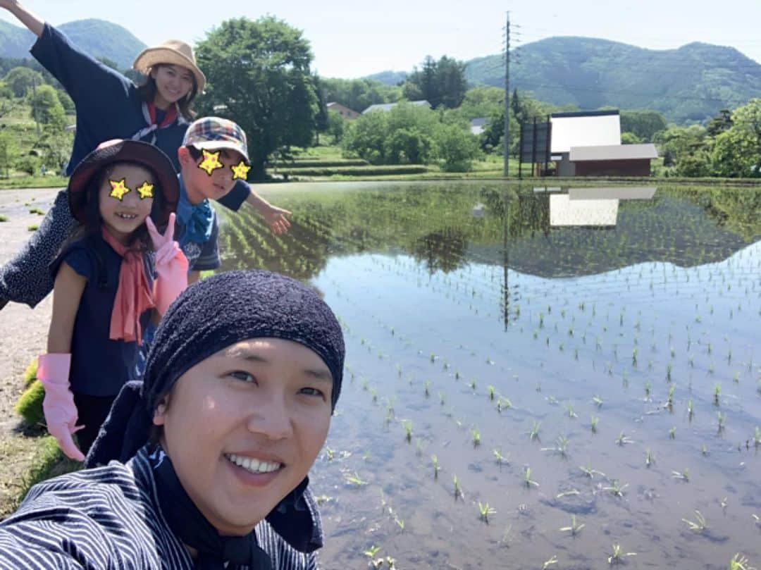 金子貴俊さんのインスタグラム写真 - (金子貴俊Instagram)「家族で念願のお米作り！！ 長野に田んぼを借りまして初挑戦！ 上手くできるかなー(^^) 子供達泥だらけ〜！いい経験だー🎶ママ凄い頑張り！！母強し！ 農家さんに改めて感謝です。 ちょっとやっただけで腰痛いし、 32度の中は中々ハード😅 その後のビールは最高に美味い！！ #お米#水田#田んぼ#お米作り#長野 #お米大好き#アウトドア#outdoor #outdoorlife#田植え#nature#campervanlife  #vanlife」5月26日 16時41分 - takatoshi_kaneko