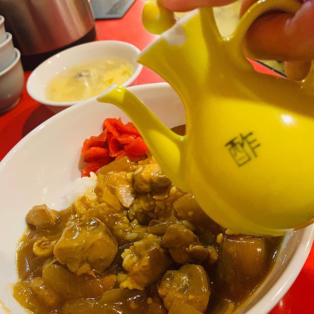 一条もんこさんのインスタグラム写真 - (一条もんこInstagram)「蘭苑飯店@赤坂  日替わりメニューのカレー丼。 ¥500。  鶏ガラスープの出汁が効いてます。 中華カレーらしいあんかけのとろみ感。2/3くらい食べたら酢を少量加えて酸味を与えて味変。爽やかなフィニッシュ、たまりません。 #カレー#中華カレー#蘭苑飯店#赤坂#カレー丼#日替わりメニュー#あんかけ#お茶するつもりでカレー#一条もんこ」5月26日 16時41分 - monko1215