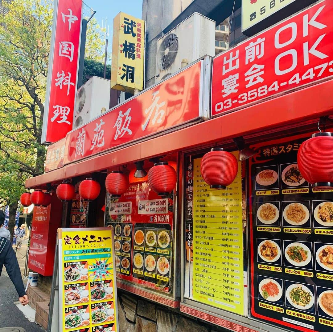 一条もんこさんのインスタグラム写真 - (一条もんこInstagram)「蘭苑飯店@赤坂  日替わりメニューのカレー丼。 ¥500。  鶏ガラスープの出汁が効いてます。 中華カレーらしいあんかけのとろみ感。2/3くらい食べたら酢を少量加えて酸味を与えて味変。爽やかなフィニッシュ、たまりません。 #カレー#中華カレー#蘭苑飯店#赤坂#カレー丼#日替わりメニュー#あんかけ#お茶するつもりでカレー#一条もんこ」5月26日 16時41分 - monko1215