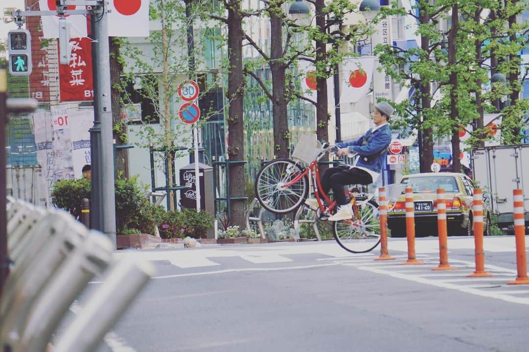 まもる( ´ ▽ ` )ﾉさんのインスタグラム写真 - (まもる( ´ ▽ ` )ﾉInstagram)「#乗るオヤジ  日曜日の平和な午後はたまりませんな( ˊ̱˂˃ˋ̱ )ﾉ Shot by @tt_kichi  #mwjp #shotOniphone  @hypebeastjp  #渋谷」5月26日 16時42分 - mamotoraman