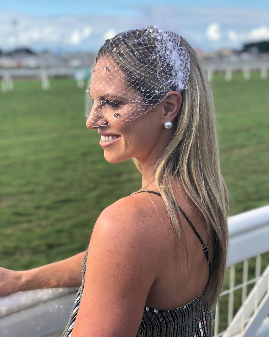 エミリー・シーボームのインスタグラム：「Live with a little sparkle  #embellishment #stakesday #brisbaneracingclub #paspaleypearlsbrisbane」