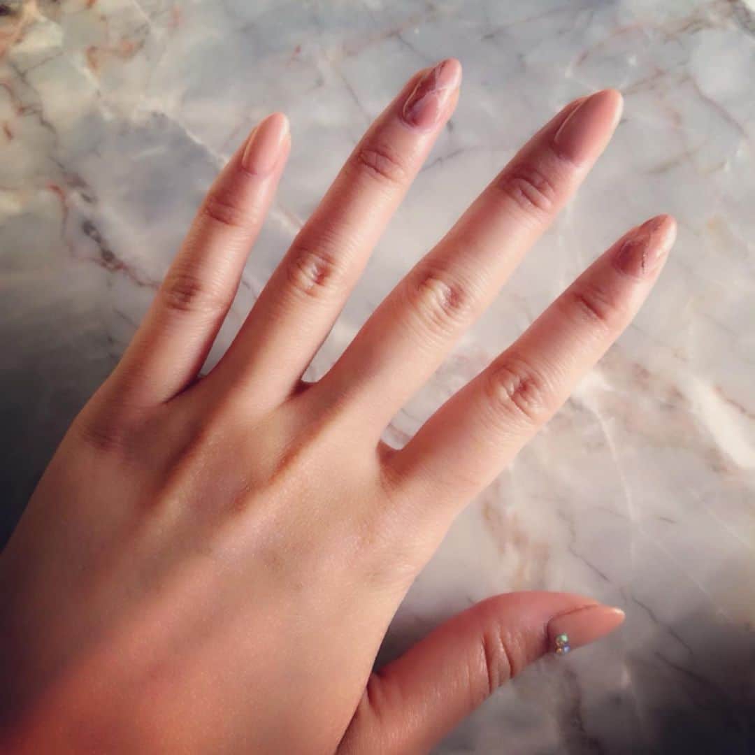 福田友理子さんのインスタグラム写真 - (福田友理子Instagram)「* * new nail💅 * いつもはギリギリまで短くしてもらって、形も、元の爪の形に沿ったラウンド型かオーバル型にしてもらっていたのだけど、 * 今回は少し長さを出して先を尖らせたポイント型にしてもらいました💅 いつもよりちょびっと指が長く見える😊わーい * 色はベージュピンクに、大理石模様を数本💅目立たないんだけどスキ * * #nail #ネイル #ネイルデザイン #大理石ネイル」5月26日 16時44分 - yuriko.fu