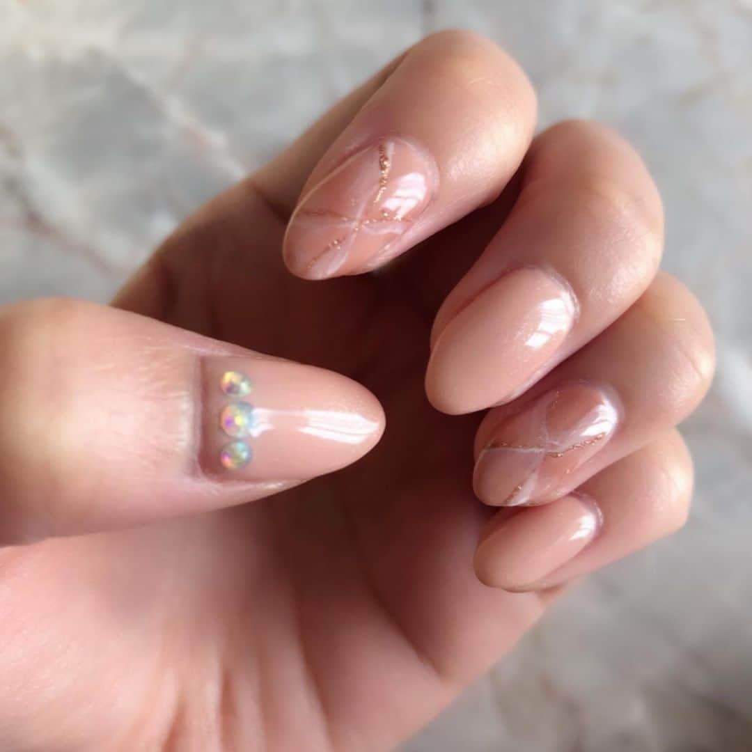 福田友理子さんのインスタグラム写真 - (福田友理子Instagram)「* * new nail💅 * いつもはギリギリまで短くしてもらって、形も、元の爪の形に沿ったラウンド型かオーバル型にしてもらっていたのだけど、 * 今回は少し長さを出して先を尖らせたポイント型にしてもらいました💅 いつもよりちょびっと指が長く見える😊わーい * 色はベージュピンクに、大理石模様を数本💅目立たないんだけどスキ * * #nail #ネイル #ネイルデザイン #大理石ネイル」5月26日 16時44分 - yuriko.fu