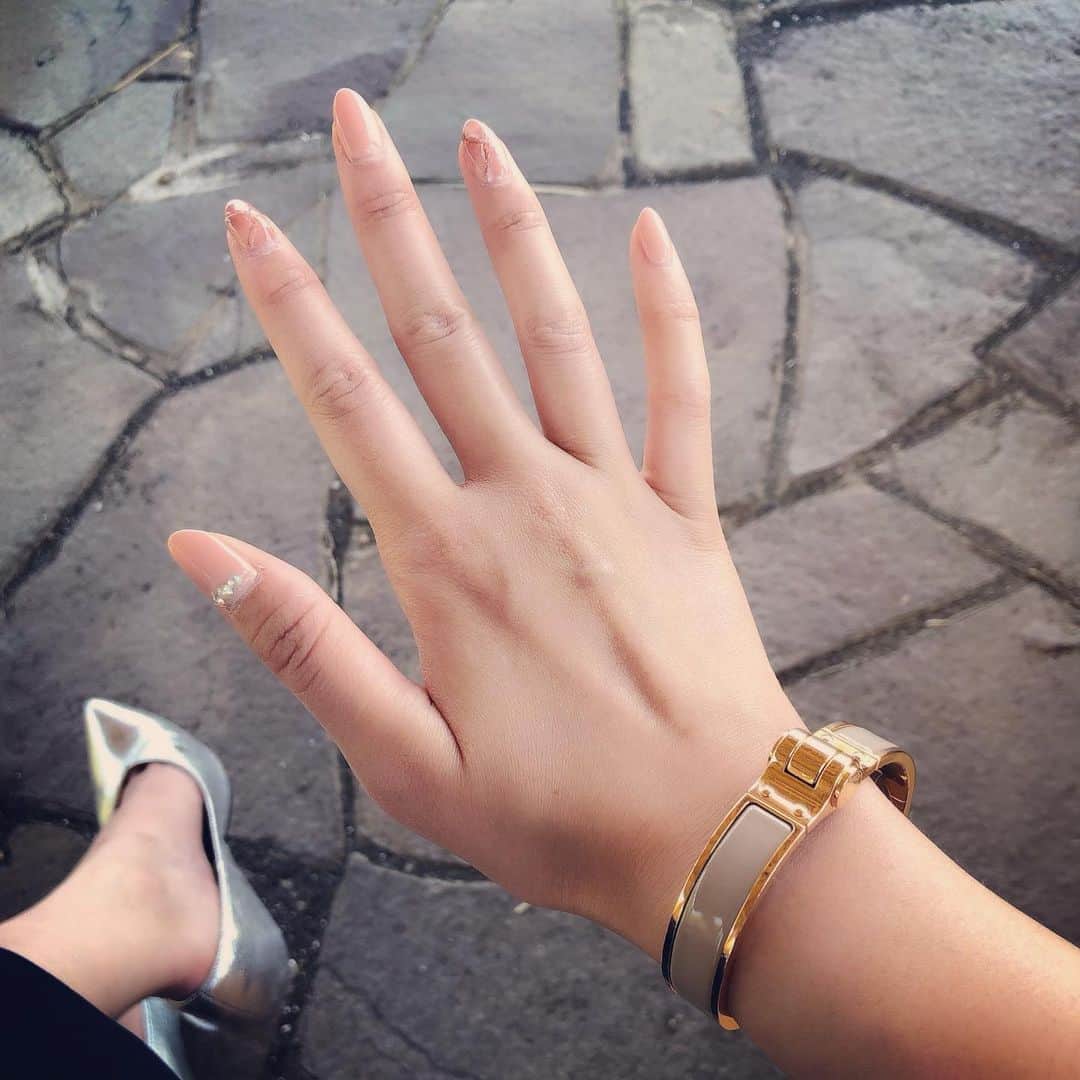 福田友理子さんのインスタグラム写真 - (福田友理子Instagram)「* * new nail💅 * いつもはギリギリまで短くしてもらって、形も、元の爪の形に沿ったラウンド型かオーバル型にしてもらっていたのだけど、 * 今回は少し長さを出して先を尖らせたポイント型にしてもらいました💅 いつもよりちょびっと指が長く見える😊わーい * 色はベージュピンクに、大理石模様を数本💅目立たないんだけどスキ * * #nail #ネイル #ネイルデザイン #大理石ネイル」5月26日 16時44分 - yuriko.fu