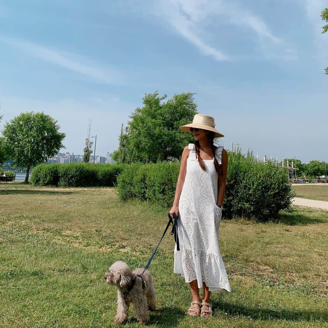 キム・ジュニさんのインスタグラム写真 - (キム・ジュニInstagram)「오늘의 우리🌿 이제 진짜 여름이네요💕 일요일 오후 여러분은 뭐하고 계세요? . #어버브 #abuve  #아일렛원피스 #에바주니」5月26日 16時48分 - evajunie