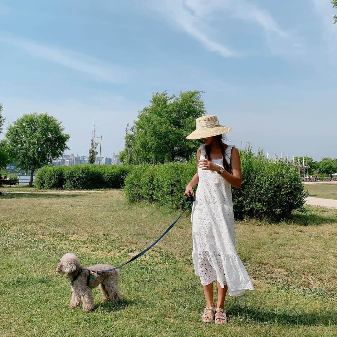 キム・ジュニさんのインスタグラム写真 - (キム・ジュニInstagram)「오늘의 우리🌿 이제 진짜 여름이네요💕 일요일 오후 여러분은 뭐하고 계세요? . #어버브 #abuve  #아일렛원피스 #에바주니」5月26日 16時48分 - evajunie