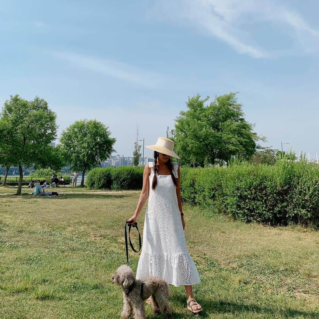 キム・ジュニさんのインスタグラム写真 - (キム・ジュニInstagram)「오늘의 우리🌿 이제 진짜 여름이네요💕 일요일 오후 여러분은 뭐하고 계세요? . #어버브 #abuve  #아일렛원피스 #에바주니」5月26日 16時48分 - evajunie