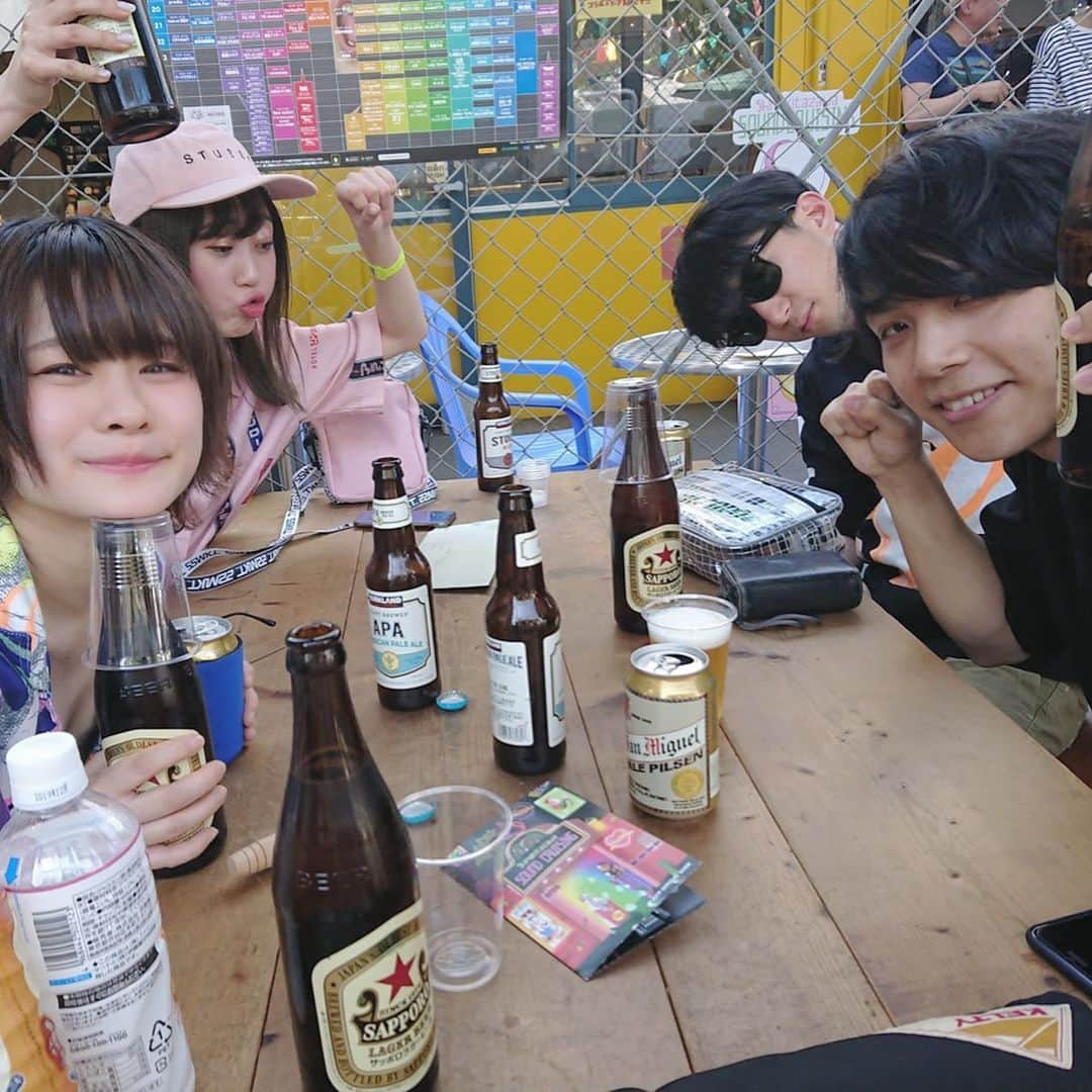 ericaさんのインスタグラム写真 - (ericaInstagram)「#サウクル ありがとうございました！﻿ ﻿ 今年も昼からたっくさん飲んだなー🍺﻿ ﻿ 20代のほぼ全てを下北で過ごしてきた私としてはサウクルはとーっても思い入れの深いイベント🙆‍♀️﻿ ﻿ そんなサウクルで去年から #DJ四捨五入NITE という深夜帯のイベントをやらせていただいており、DJ四捨五入なりに最高のメンツを揃えてみました⭐️﻿ ﻿ 早い段階でテキーラが品切れになったり笑 シャンパンが永遠と出たり、みなさんのおかげでたくさんのお酒を飲むことが出来ました！本当いつもいつも楽しい現場を作ってくれて感謝です🍾しかし最近こんなに激しく飲んでなかったので今は瀕死状態ですが😰﻿ ﻿ 飲酒Rapユニットt.t.E.のライブでは、ゲストボーカルにDALLJUB STEP CLUBの森心言くんが出演してくれました◎﻿ ﻿ エリボンにも会ったよ〜🎀室井さん、サウクル藤澤さん本当にありがとうございました🙏﻿ ﻿ また来年もやれるように頑張ろう🍺  #下北沢 #下北 #下北沢サウンドクルージング #下北沢サウンドクルージング2019 #shimokitazawasoundcruising #shimokitazawa #ロカホリック下北沢 #rockaholic #ロカホリ下北沢 #ロカホリ」5月26日 16時52分 - dngnchan