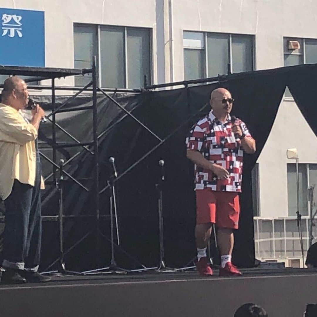 クロちゃんさんのインスタグラム写真 - (クロちゃんInstagram)「【神戸大学 海事科学部 16回深江祭】 楽しかったしん！ 指ハートも盛り上がってくれて(受け取ろうとしてくれて)ありがとうだったしん！  実行委員のみんなとパチリッ♪  #神戸大学 #海事科学部 #16回深江祭 #学園祭」5月26日 16時53分 - kurochandesuwawa
