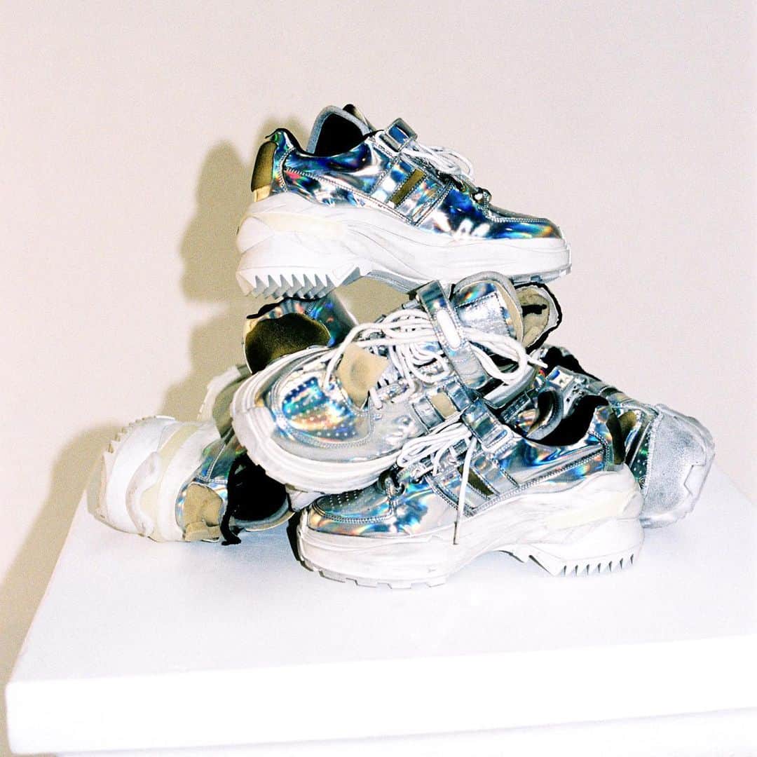 Maison Margielaさんのインスタグラム写真 - (Maison MargielaInstagram)「#MaisonMargiela SS19 metallic #RetroFit sneakers 📸 by @farfetch」5月26日 16時58分 - maisonmargiela