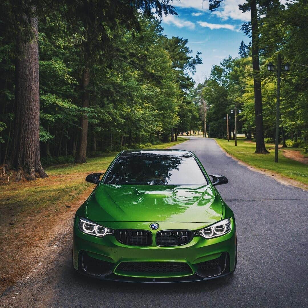 のインスタグラム：「Green-covered strength.  The BMW M4 Coupé. #BMWrepost @da.green.machine #BMW #M4 #BMWM __ BMW M4 Coupé: Fuel consumption in l/100 km (combined): 10.2 - 9.9 (9.5 - 9.3). CO2 emissions in g/km (combined): 232 - 225 (217 - 211). The figures in brackets refer to the vehicle with seven-speed M double-clutch transmission with Drivelogic. The values of fuel consumptions, CO2 emissions and energy consumptions shown were determined according to the European Regulation (EC) 715/2007 in the version applicable at the time of type approval. The figures refer to a vehicle with basic configuration in Germany and the range shown considers optional equipment and the different size of wheels and tires available on the selected model. The values of the vehicles are already based on the new WLTP regulation and are translated back into NEDC-equivalent values in order to ensure the comparison between the vehicles. [With respect to these vehicles, for vehicle related taxes or other duties based (at least inter alia) on CO2-emissions the CO2 values may differ to the values stated here.] The CO2 efficiency specifications are determined according to Directive 1999/94/EC and the European Regulation in its current version applicable. The values shown are based on the fuel consumption, CO2 values and energy consumptions according to the NEDC cycle for the classification. For further information about the official fuel consumption and the specific CO2 emission of new passenger cars can be taken out of the „handbook of fuel consumption, the CO2 emission and power consumption of new passenger cars“, which is available at all selling points and at https://www.dat.de/angebote/verlagsprodukte/leitfaden-kraftstoffverbrauch.html.」