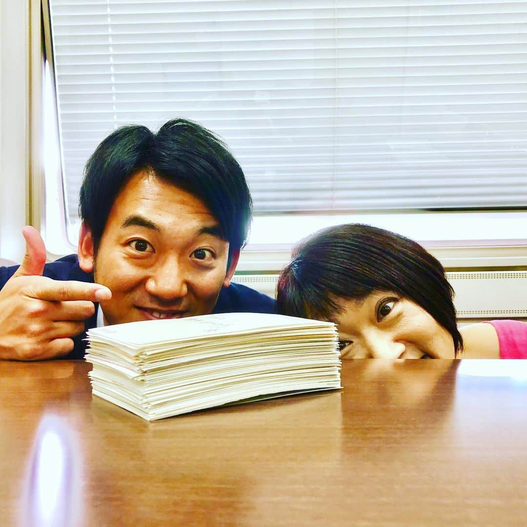 福本義久さんのインスタグラム写真 - (福本義久Instagram)「【御礼】  今月15日の明るい散歩、お土産として1名にプレゼントを購入。希望される方をハガキで募集したところ、こんなにもたくさん応募がありました😆 ありがとうございます！ メッセージも全て読みました😊  これからも石井さん、スタッフと楽しいコーナーを作っていきますので今後ともよろしくお願いします！  毎週水曜はみんテレ「明るい散歩」👫 #明るい散歩 #お土産 #散歩お土産 #みんテレ #UHB #リポーター #石井雅子 #アナウンサー #福本義久」5月26日 17時00分 - uhb_fukumoto