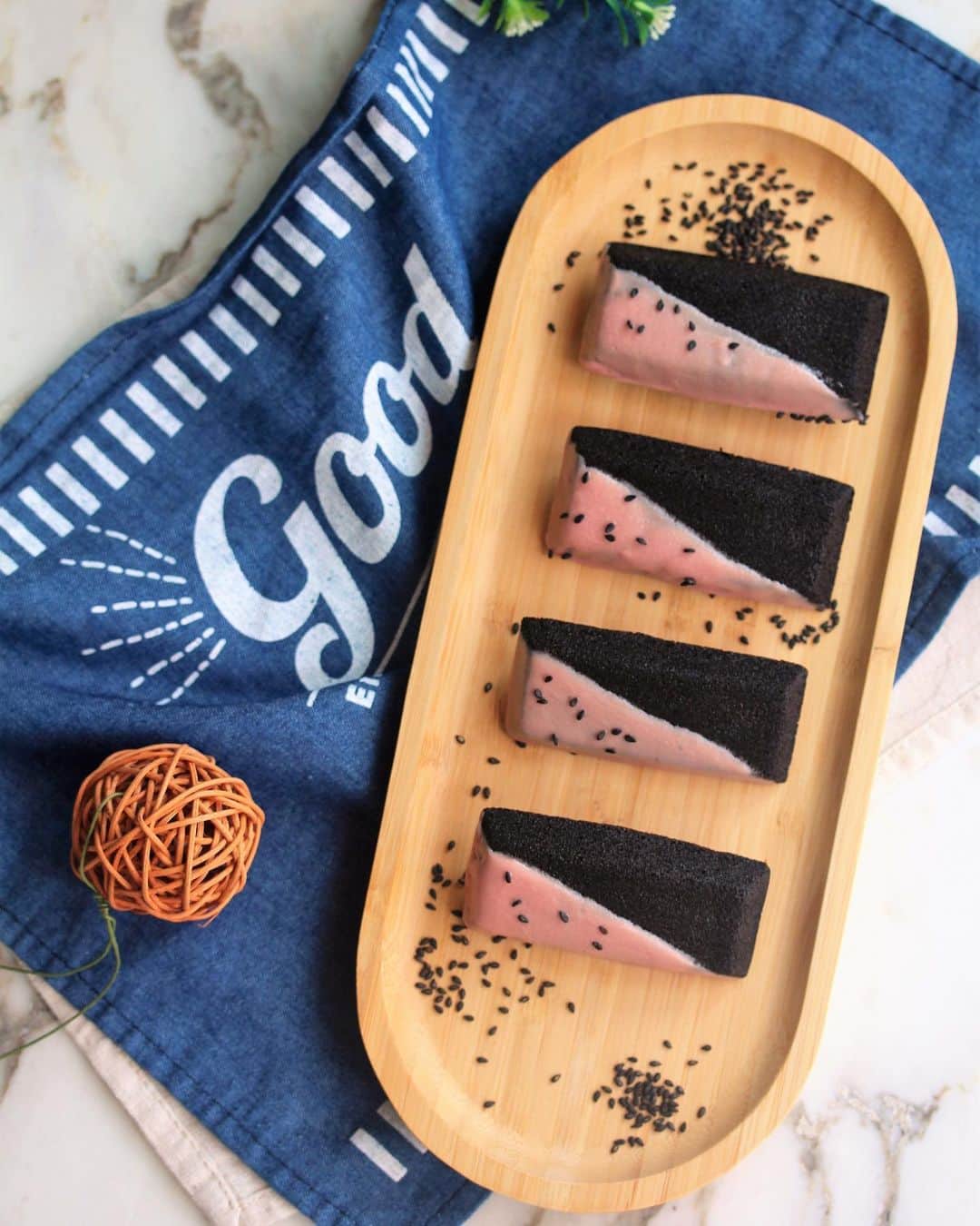 Li Tian の雑貨屋さんのインスタグラム写真 - (Li Tian の雑貨屋Instagram)「When black is the new pink 😎 || {Black Ruby} Black Sesame Financier coated in Ruby Chocolate || One of the new items that is out of stock at the moment but I just like to share a little more about this creation 😊 Financiers are typically made with almonds but these little black bars are made purely with black sesame, giving it a robust earthiness and toning down the sweetness at the same time.  Expect some grainy texture compared to the fine chai-genmai version but you can rest assure this is full of nutty goodness, with the ruby chocolate that provides some refreshing contrast to the monotony • • •  #dairycreamkitchen #singapore #desserts #igersjp #yummy #love #sgfood #foodporn #igsg #ケーキ  #instafood #gourmet #beautifulcuisines #onthetable #bonappetit #cafe #cake #f52grams #bake #sgcakes #スイーツ #cakes #feedfeed #chocolate #pastry #sgcafe #black #rubychocolate」5月26日 17時03分 - dairyandcream