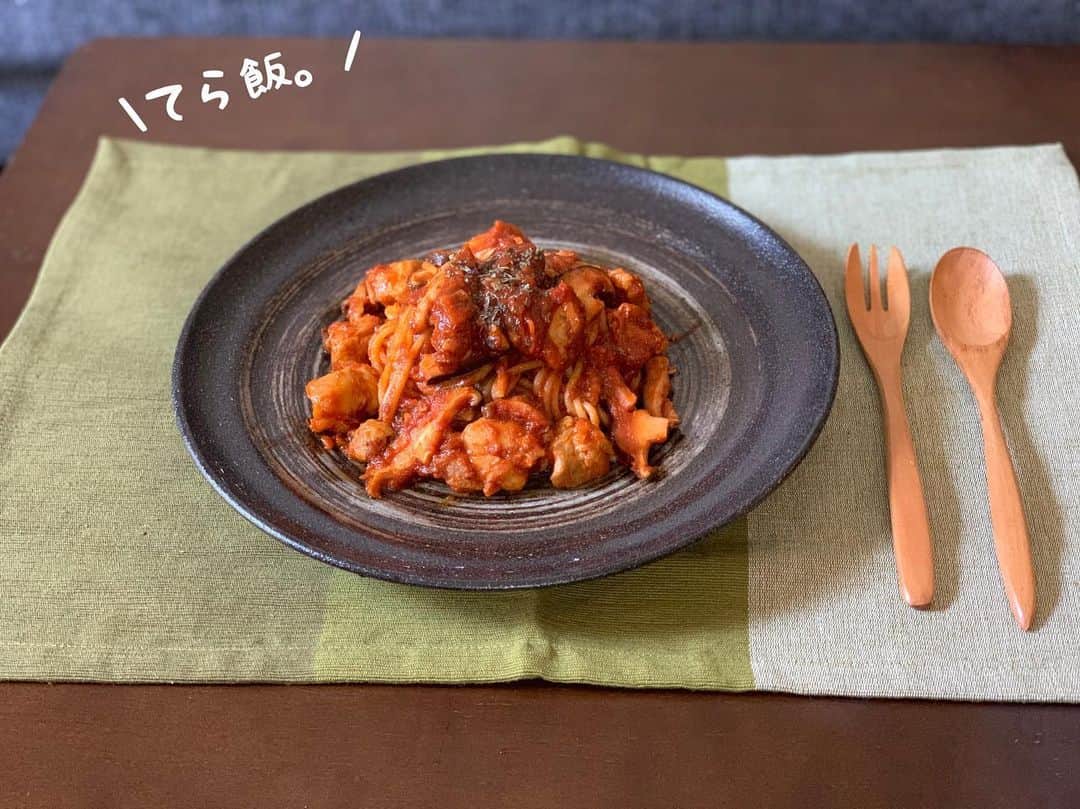 のインスタグラム：「鶏肉とキノコでトマトパスタ🍅 新しく買ったお皿がめっちゃいい感じ🥴✨ ・ ・ やっぱり器で変わるねー ステキな器を揃えたくなる…！！！ ・ ・ イタリア土産で頂いた調味料もめちゃくちゃいい感じやー！ ・ ・ #てら飯  #おうちごはん #おうちカフェ  #ひとりごはん #おひとりさま #ランチ  #lunch #lunchtime #dish  #dishoftheday  #pasta #tomato #tomate  #寺田有希 #teradayuki」