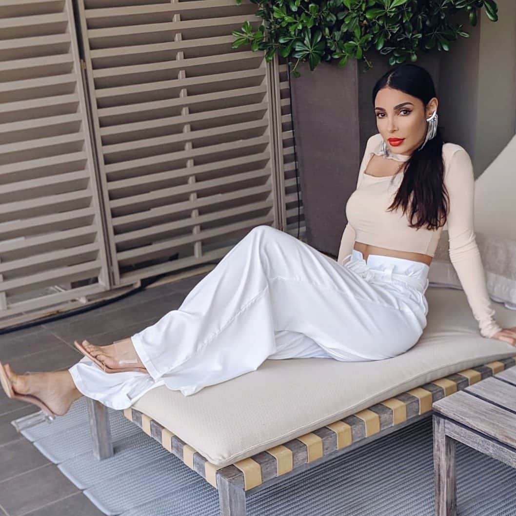 sananasのインスタグラム：「Hello beautiful 💕Bon dimanche à tous ! Quoi de prévu aujourd’hui ? 😃  Retour sur cette tenue @PrettyLittleThing que j’ai porté lors d’un dîner à Saint-Tropez 😍 Blanc+beige mon combo préféré je crois ! C’est quoi le votre en général ? (En ce moment il y a -30% sur tout le site avec le code “JAIME30” 💵) . #Outfit #Fashion #Mode #PLT #PrettyLittleThing #BeigeOutfit #WhiteOutfit」