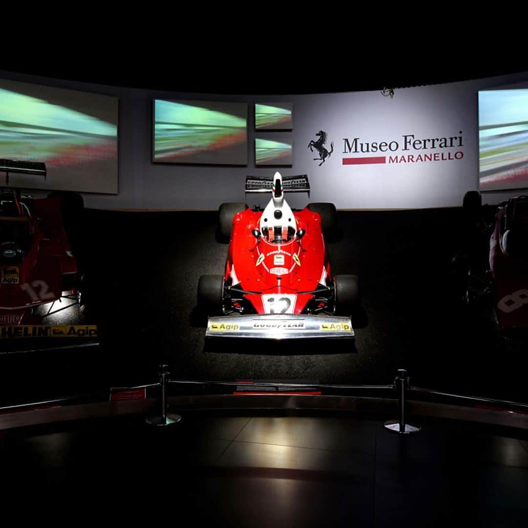F1さんのインスタグラム写真 - (F1Instagram)「#ForNiki . @scuderiaferrari and @museiferrari pay tribute to Niki Lauda by turning off all the lights, except the ones on his car ♥️ . On Sunday, join the F1 community in honouring Niki during the in-lap in Monaco. Please grab a red cap, hold up a banner, stand and applaud, or pay tribute in your own way.」5月26日 17時15分 - f1