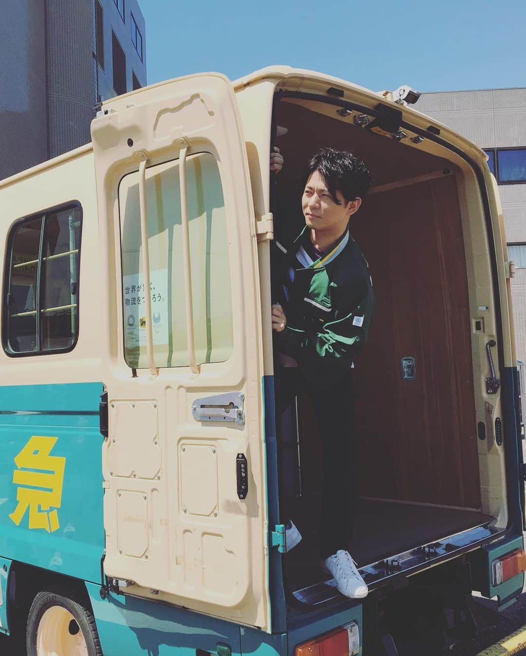 工藤淳之介さんのインスタグラム写真 - (工藤淳之介Instagram)「#新車 #子供用 #壊さないように #中腰  #クロネコ #シロネコ #感謝祭 #よろーぜ広場  #整いました #宅急便 #とかけて #リスナーからのメッセージ #と説く  #その心は #どちらも #思いを汲んで #大事に届けるでしょう  #bsn #明日もラジオ #頂いたメッセージ #大切に電波に乗せて #届けます #工藤淳之介」5月26日 17時08分 - kudojun_nosuke_bsn