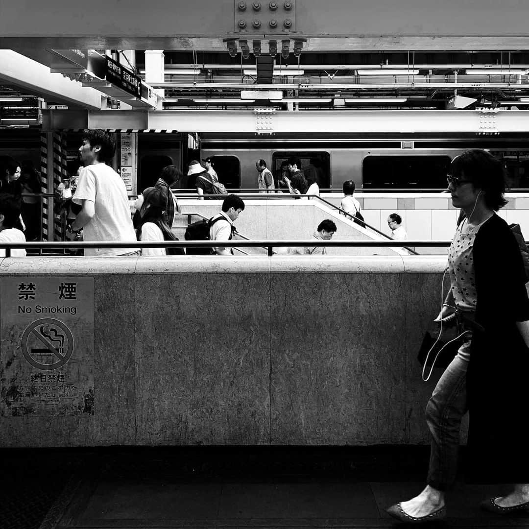 naotakeのインスタグラム：「駅 - A station / iPhone XR + Snapseed, 20190527 . . 要人警護のため、都内の幹線道路は検問が目につく。信号が変わるタイミングも普段と違う気がする。 . . #royalsnappingartists #infamous_family #rsa_main #infinity_photo_cult #2_fineart #jp_gallery #jp_gallery_bnw #trb_bnw #wp_bnw  #bnw_life #bnwlife_member #bnw_life_shots #bnw_captures #world_bnw #top_bnw #team_jp_ #team_jp_モノクロ #ig_energy_bw #ig_nihon #streetphotographybnw #igersjp #blackandwhite #bnw #bnwphoto #monochrome #bw #bnwphotography #ShotOniPhone #shotoniphoneXR」