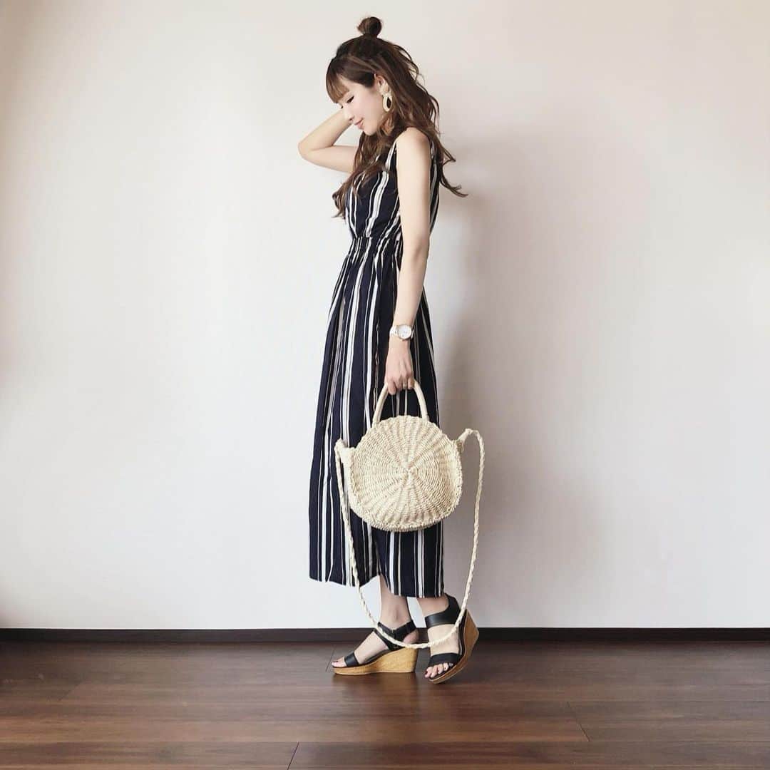 bibi_mama_さんのインスタグラム写真 - (bibi_mama_Instagram)「* * こーで◡̈ ⑅ * * インスタグラマーさんの間で大人気の  @fifth_store の #マルチカラーストライプワンピース * * * ネイビー、ホワイト、ベージュのマルチカラーが夏らしい🌻 ウエストの切り替え位置が高めなので脚長に見えるのも嬉しいポイント❣️ * * まだ5月なのに、ここ数日、真夏みたいに暑くて、海に行きそうな格好ww 今日は、運動会だったけど、娘が水ぼうそうで引きこもり😭 でも、三代目のコンサートで妹ファミリーとお友達が泊まりにきているので、賑やかで楽しいです💕💕 ちなみに、明日からは実家の母が来ますww まとめて来てくれないかな🤣🤣 * * このワンピ50%OFFで購入できたので、1000円くらいでした。 安すぎね🤣🤣 * * ワンピース @fifth_store  バッグ @jungle_jungle_jgcollection  サンダル @fashionletter_by_bflat  このサンダル履き心地の良さが神！ イヤリング @mignon0018  イヤリング可愛いのでまた別でも紹介します❤︎ * * * #ママコーデ#大人カジュアル#locari#ponte_fashion#kaumo_fashion#ootd_kob#mineby3mootd#夏ワンピ #コーディネート探検隊 #お洒落さんと繋がりたい #のっぽコーデ部 #大人女子コーデ #プチプラコーデ#fifth#fifthTL #フィフス #高見えコーデ  #30代ファッション #モテコーデ #大人可愛いコーデ #친구해요#옷스타그램 #데일리룩코디 #패션스타그램#오오티디#夏服 #お団子アレンジ #三代目#ロングヘアアレンジ」5月26日 17時17分 - ___bibi24