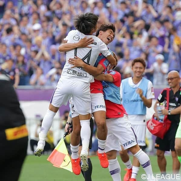 サンフレッチェ広島さんのインスタグラム写真 - (サンフレッチェ広島Instagram)「⚽明治安田生命J1リーグ第13節　試合結果⚽ 浦和レッズ　0-4　サンフレッチェ広島 前半：0-2 後半：0-2 【得点者】森島司、ドウグラス・ヴィエイラ、ハイネル、渡大生  真夏を思わせる暑い気候の中、アウェイゲームにて、たくさんのご声援をお送りいただき、ありがとうございました✨  #森島司選手 #ドウグラスヴィエイラ選手 #ハイネル選手 #渡大生選手 #城福浩監督 #大迫敬介選手 #sanfrecce #ICHIGAN」5月26日 17時22分 - sanfrecce.official