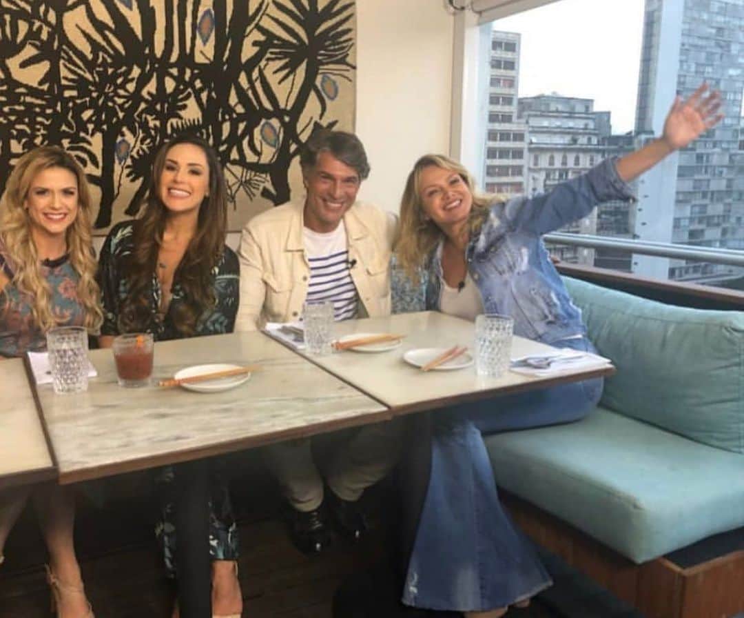 Eliana Michaelichin Bezerraのインスタグラム：「Meus amigos do @bakeoffbrasil estão no ar e já já vão encarar o “Cardápio Surpresa” com a chef @chefandreiapimentel. Será que @becamilano, @nadjahaddad e @olivieranquier vão provar tudoooo?? Liga no SBT. Vem!!」
