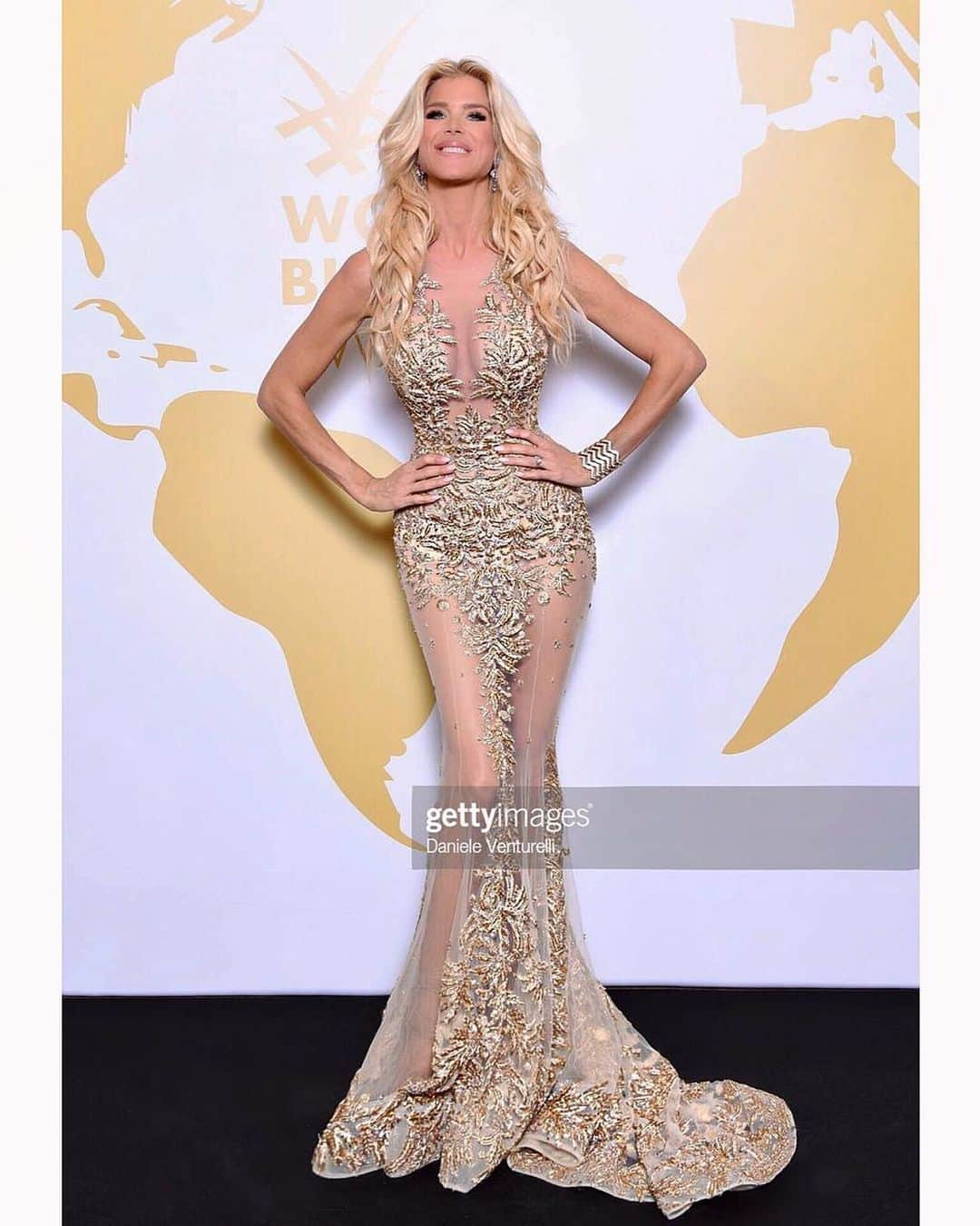 ヴィクトリア・シルヴステッドさんのインスタグラム写真 - (ヴィクトリア・シルヴステッドInstagram)「Going for Gold 🌟 @worldbloggersawards  @alikaroui couture  #cannesfilmfestival #worldbloggersawards #alikaroui」5月27日 4時17分 - victoriasilvstedt