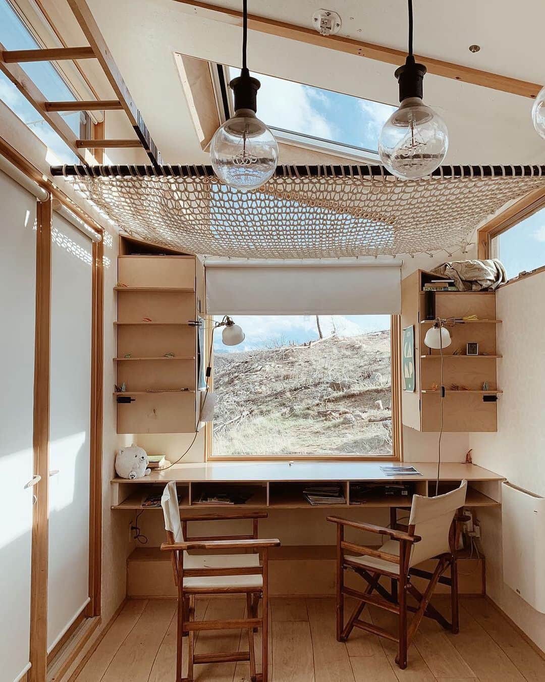 Airbnbさんのインスタグラム写真 - (AirbnbInstagram)「Designer and Superhost Vlad built this tiny retreat on a mountaintop high above Boulder. It’s secluded enough to feel like a true escape, but also just five minutes from the Gold Hill Inn, where you can tuck into a six-course meal and then dance it off to live music.  Photo: @blackbiirdfly」5月27日 2時51分 - airbnb