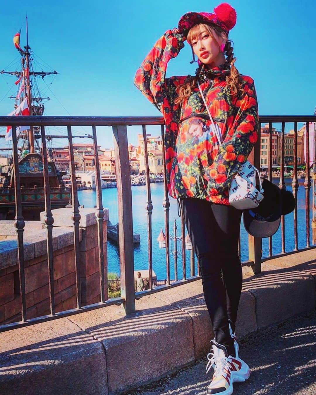 のインスタグラム：「Disney × Louis Vuitton🐭🏰👚 #aika #disney #disneysea #louisvuitton #fashion #ootd」