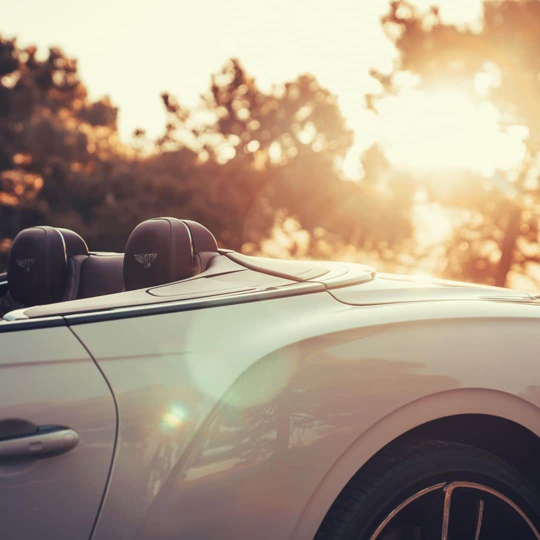 ベントレーさんのインスタグラム写真 - (ベントレーInstagram)「The new #ContinentalGTC at #GoldenHour. Interior hide: Cricket Ball. Exterior Paint: Dove Grey. Configure through link in bio.  Continental GT Convertible WLTP drive cycle: fuel consumption, mpg (l/100km) - Combined 20.2 (14.0). Combined CO2 – 317 g/km.」5月27日 3時00分 - bentleymotors