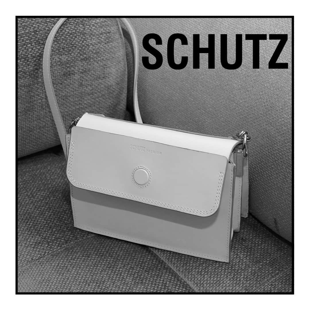 Schutzのインスタグラム：「Make it mine 🖤 #schutzhandbags」