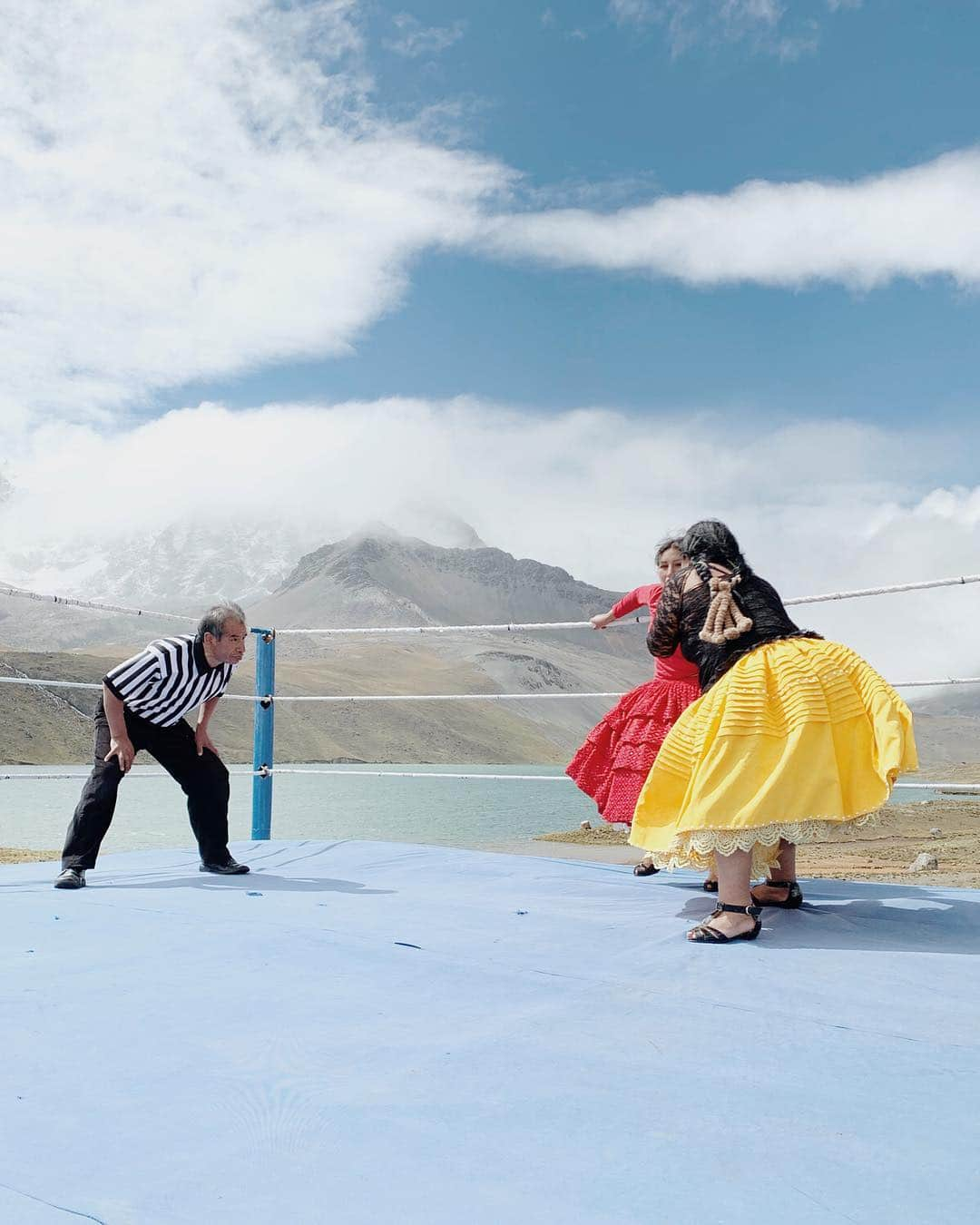 appleさんのインスタグラム写真 - (appleInstagram)「Commissioned by Apple. “At first, I was fascinated by the skill — seeing these indigenous women flying through the air, reclaiming the clothing their community was forced to wear as servants for Spanish occupiers. But then I saw it went beyond the ring. They’re fighting for their rights, for recognition, for equality. They’re fighting to put a meal on the table for their kids. They’re fighting for their lives.” #Cholitas #ShotoniPhone by Luisa D. @luisadorr Check Stories and IGTV for more.」5月27日 2時54分 - apple