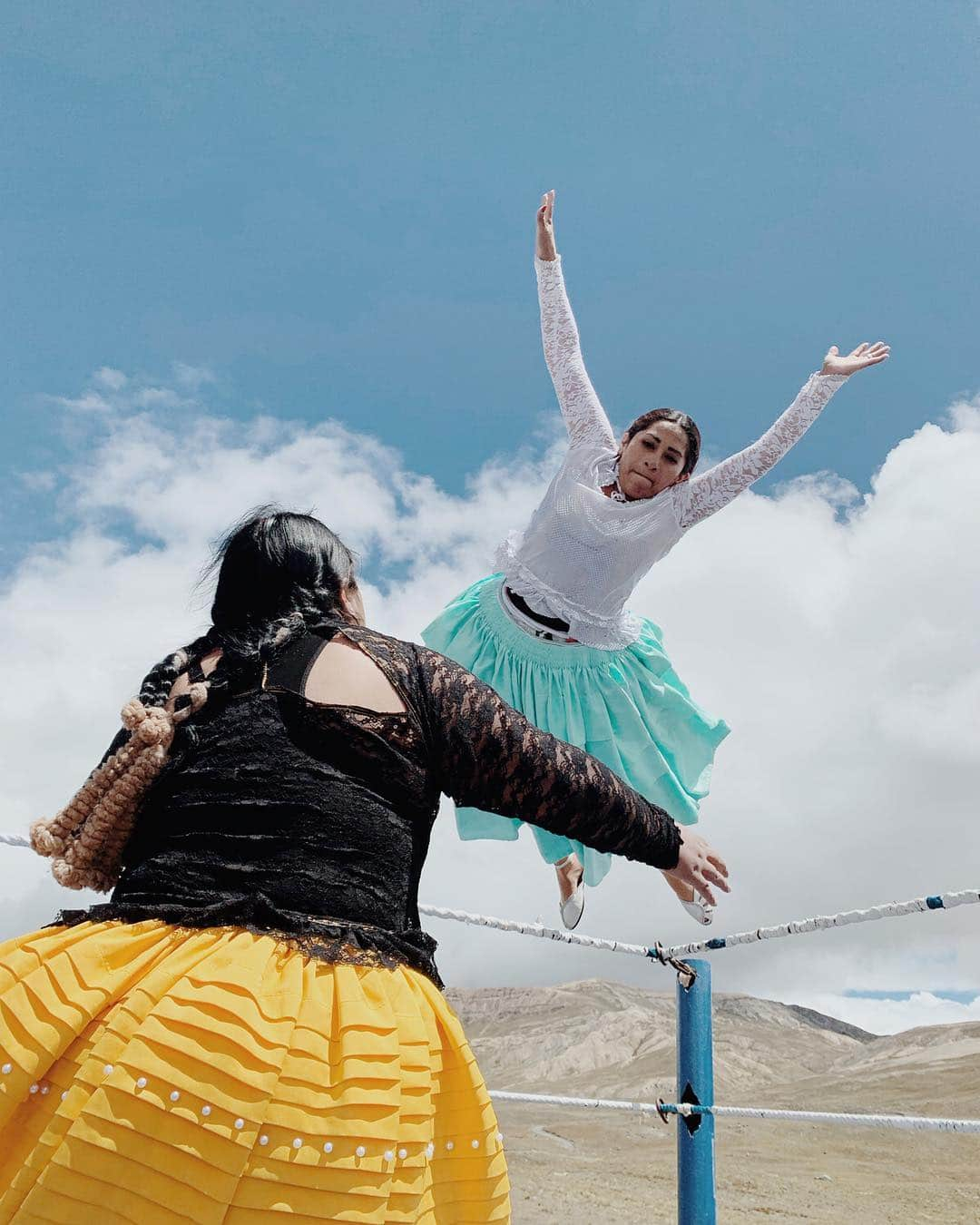 appleさんのインスタグラム写真 - (appleInstagram)「Commissioned by Apple. “At first, I was fascinated by the skill — seeing these indigenous women flying through the air, reclaiming the clothing their community was forced to wear as servants for Spanish occupiers. But then I saw it went beyond the ring. They’re fighting for their rights, for recognition, for equality. They’re fighting to put a meal on the table for their kids. They’re fighting for their lives.” #Cholitas #ShotoniPhone by Luisa D. @luisadorr Check Stories and IGTV for more.」5月27日 2時54分 - apple