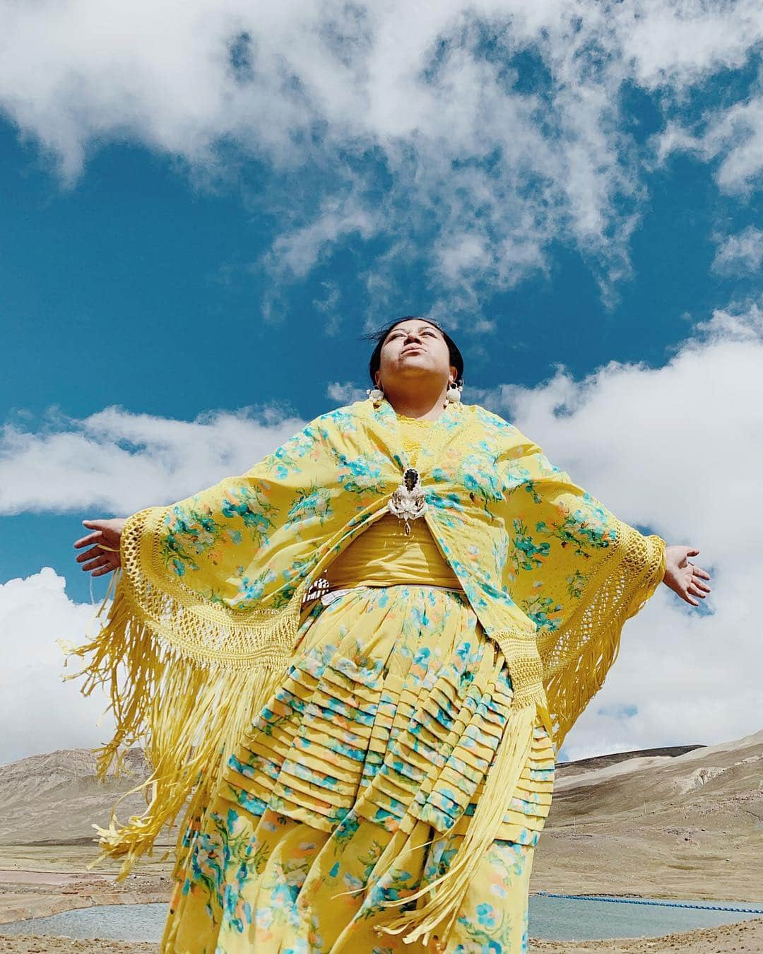 appleさんのインスタグラム写真 - (appleInstagram)「Commissioned by Apple. “At first, I was fascinated by the skill — seeing these indigenous women flying through the air, reclaiming the clothing their community was forced to wear as servants for Spanish occupiers. But then I saw it went beyond the ring. They’re fighting for their rights, for recognition, for equality. They’re fighting to put a meal on the table for their kids. They’re fighting for their lives.” #Cholitas #ShotoniPhone by Luisa D. @luisadorr Check Stories and IGTV for more.」5月27日 2時54分 - apple