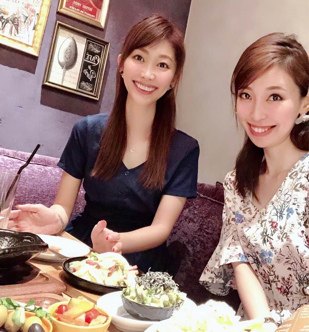 のインスタグラム：「今日は暑かったですねー😵💫🌞 もう街は夏の匂いがした🌺🌴‼️ 夏が…夏がやってくるー‼️のも ここ数日限定なのかなw そんな今日はESOLA新宿店に行って来たよ💕 * いきなりヒレステーキからSTART🥓☝️ いきなりステーキの仲間みたいだけど🤣 お肉もあればこだわりの アンチョビキャベツなどのサラダから パスタやピザまで女子が好きなものが 何でも揃ってます(*>ω<*)b‼️ * お洒落なデザート🍧にも感激( ᵒ̴̶̷̥́ ⌑ ᵒ̴̶̷̣̥̀ )💥 (→動画🎥) 個人的には大好きなマリブ🍷があったのも かなりポイント高し💜❤️ ✼••┈┈┈┈┈┈┈┈┈┈┈┈┈┈┈┈••✼ #ESOLA新宿店 #ESOLA #イタリアンバル #肉食女子 #肉バル #フォトジェ肉 #肉活 #肉会 #グルメ部 #foodpic #l4l #foodie #新宿ディナー #dinner #女子会 #japanesestyle #晩ごはん #新宿グルメ #飯テロ #夜ごはん #ディナー #食べスタグラム #followme #instafood #japanesefood #foodstagram #フードスタグラム #肉スタグラム #foodoftheday #japanesegirl @queen.lupis ピアス(o264) ✼••┈┈┈┈┈┈┈┈┈┈┈┈┈┈┈┈••✼」