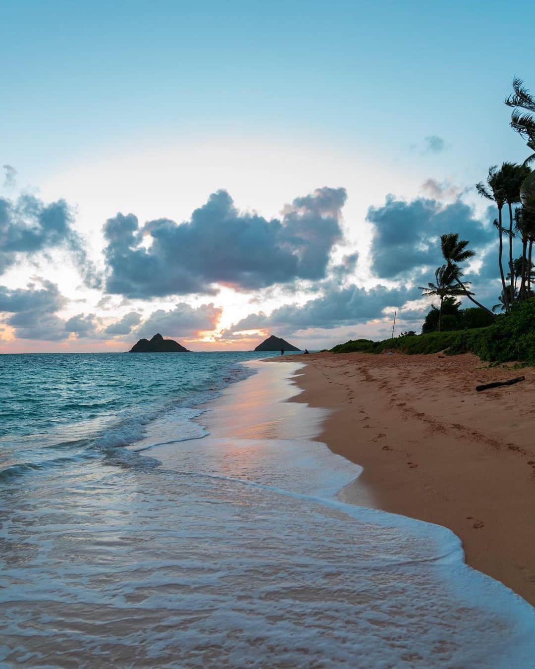 ハワイアン航空さんのインスタグラム写真 - (ハワイアン航空Instagram)「Early morning adventures mean unobstructed sunrise views 😍 📍 Kailua, O‘ahu 📷 @CheatDayEats ⠀⠀⠀⠀⠀⠀⠀⠀⠀ . . . #ExploreHawaii #GlimpseofHawaii #NakedHawaii #HawaiiUnchained #AlohaOutdoors #LetHawaiiHappen #Hawaii #Sunrise #Kailua」5月27日 3時04分 - hawaiianairlines